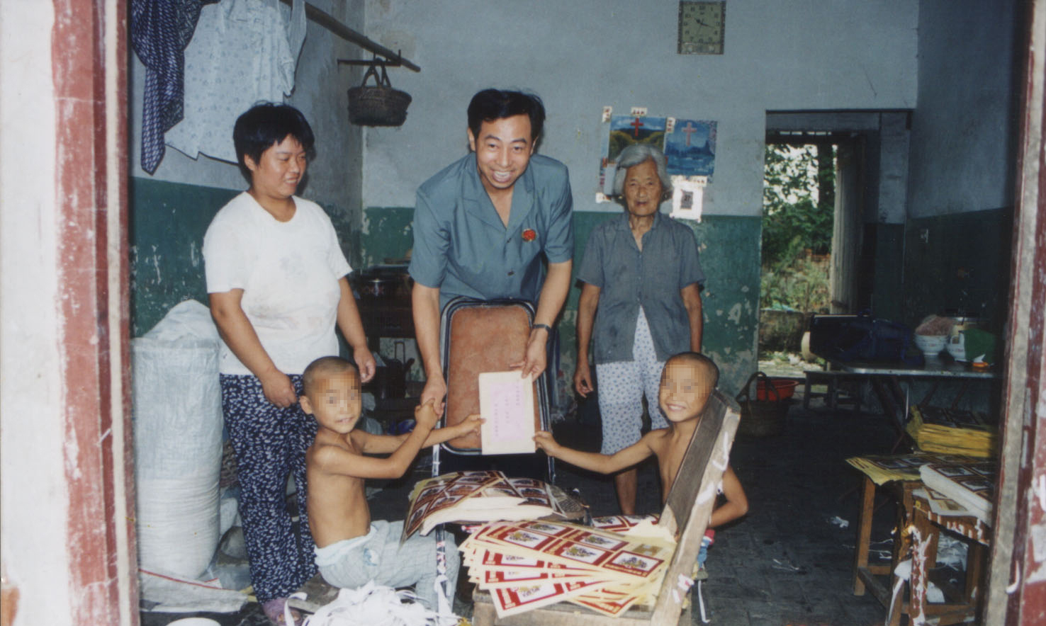 马赛克： 图为锡山区丝袜小说
2001年8月第一次扶贫时的情景.jpg